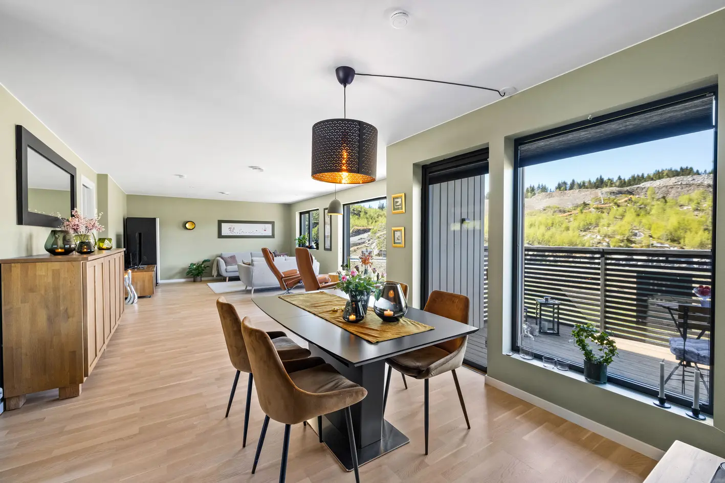 Lekker enebolig fra 2022 med høy standard | To vestvendte terrasser og marka som nabo | Carport m/ elbillader | Kun TG1 photo 3