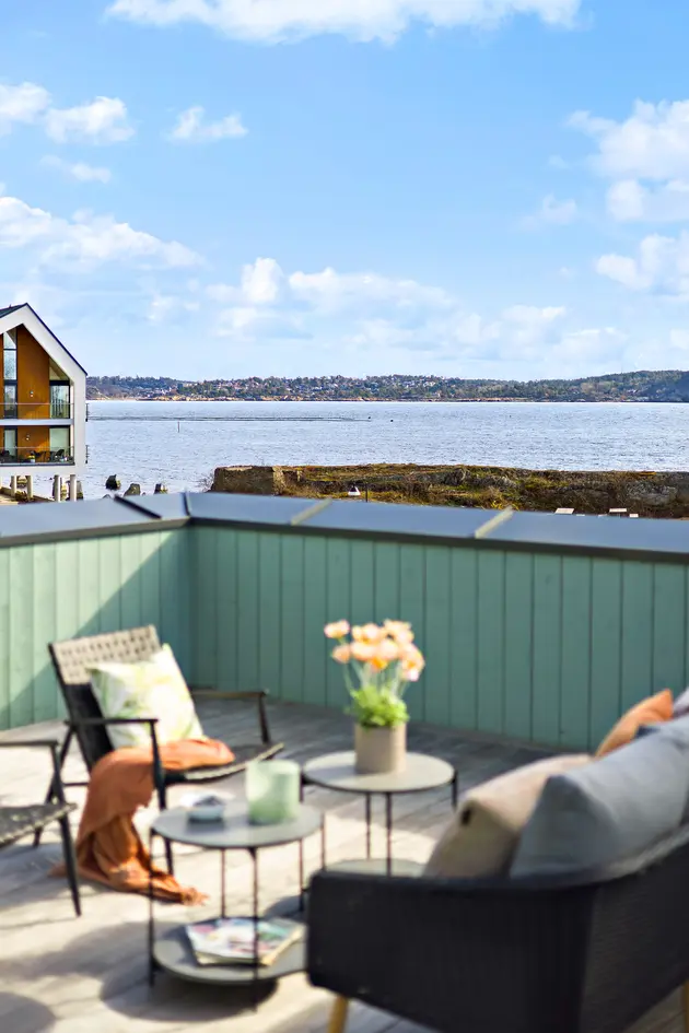 Rålekkert atriumshus ved sjøen m/fantastiske sol- og utsiktsforhold. Stor takterrase. Særdeles god standard. Carport photo 5