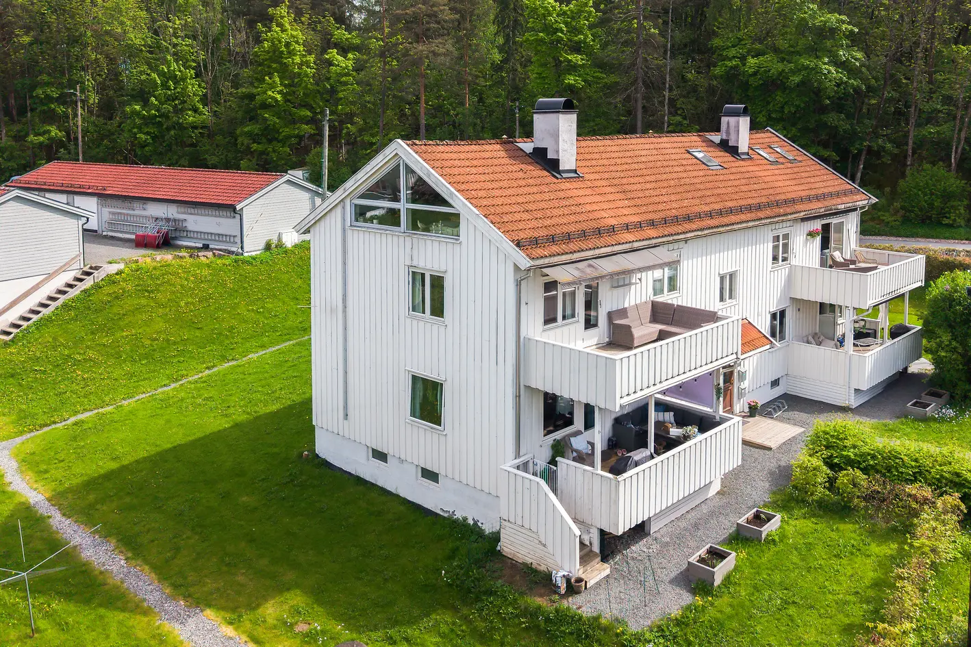 SLEPENDEN - Innbydende leilighet over to plan | Terrasse| Loftstue | Garasje | El-billading | Sentralt photo 3