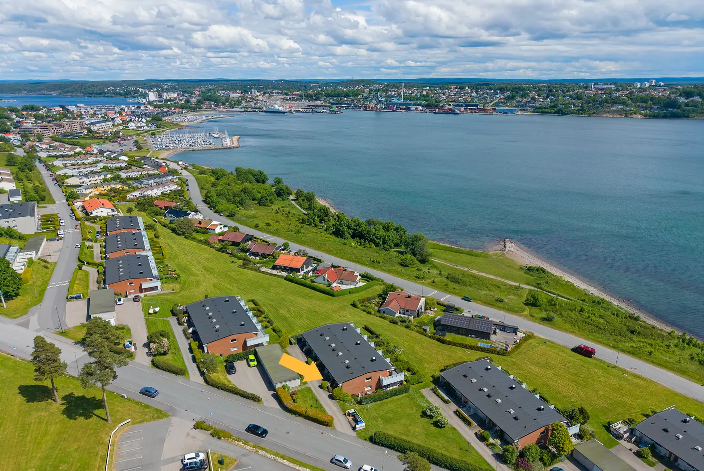 Rekkehus med fjordutsikt, solrike uteplasser og  garasjeplass. Opprinnelig tre soverom. Oppgraderinger må påregnes. 