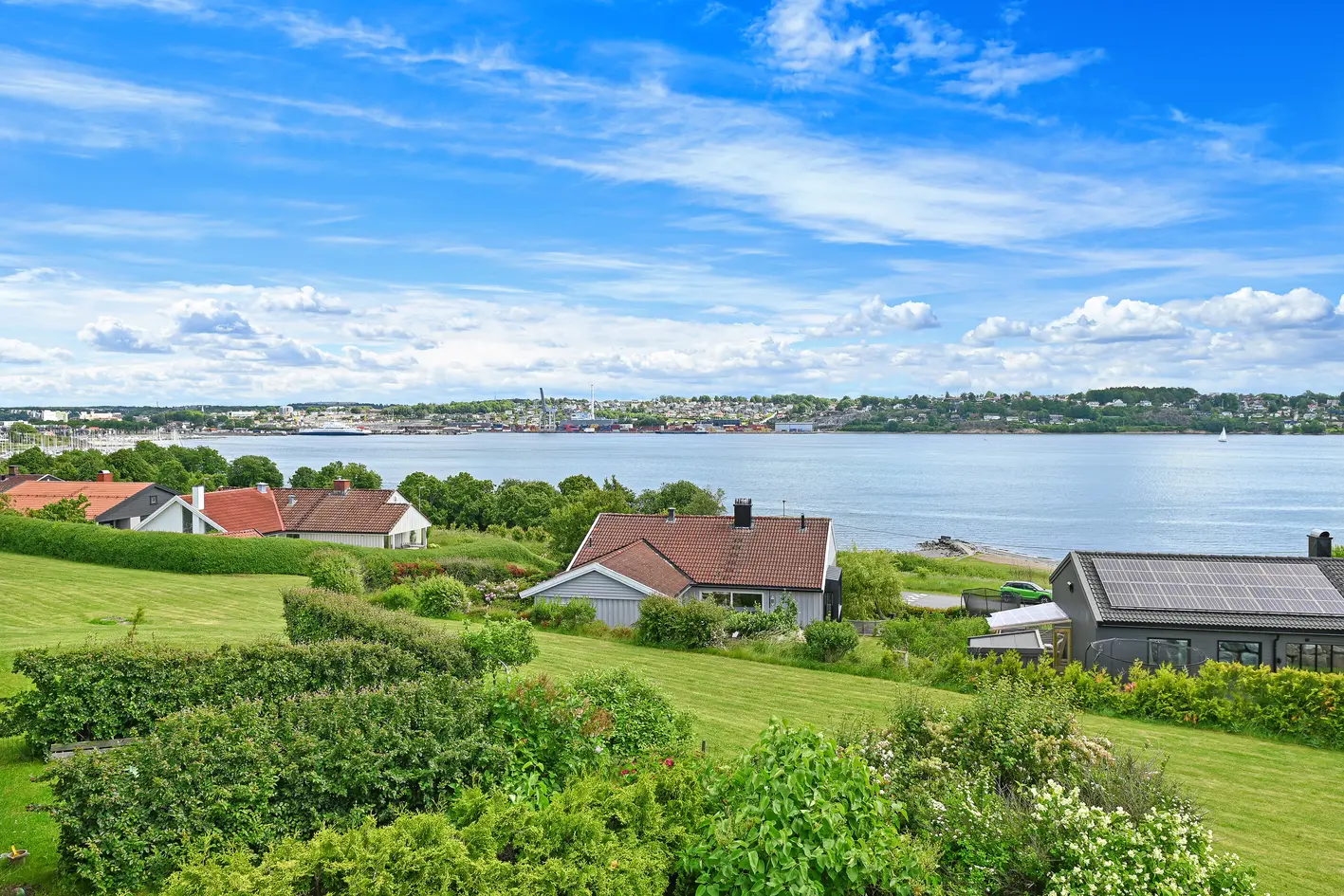 Rekkehus med fjordutsikt, solrike uteplasser og  garasjeplass. Opprinnelig tre soverom. Oppgraderinger må påregnes.  photo 4