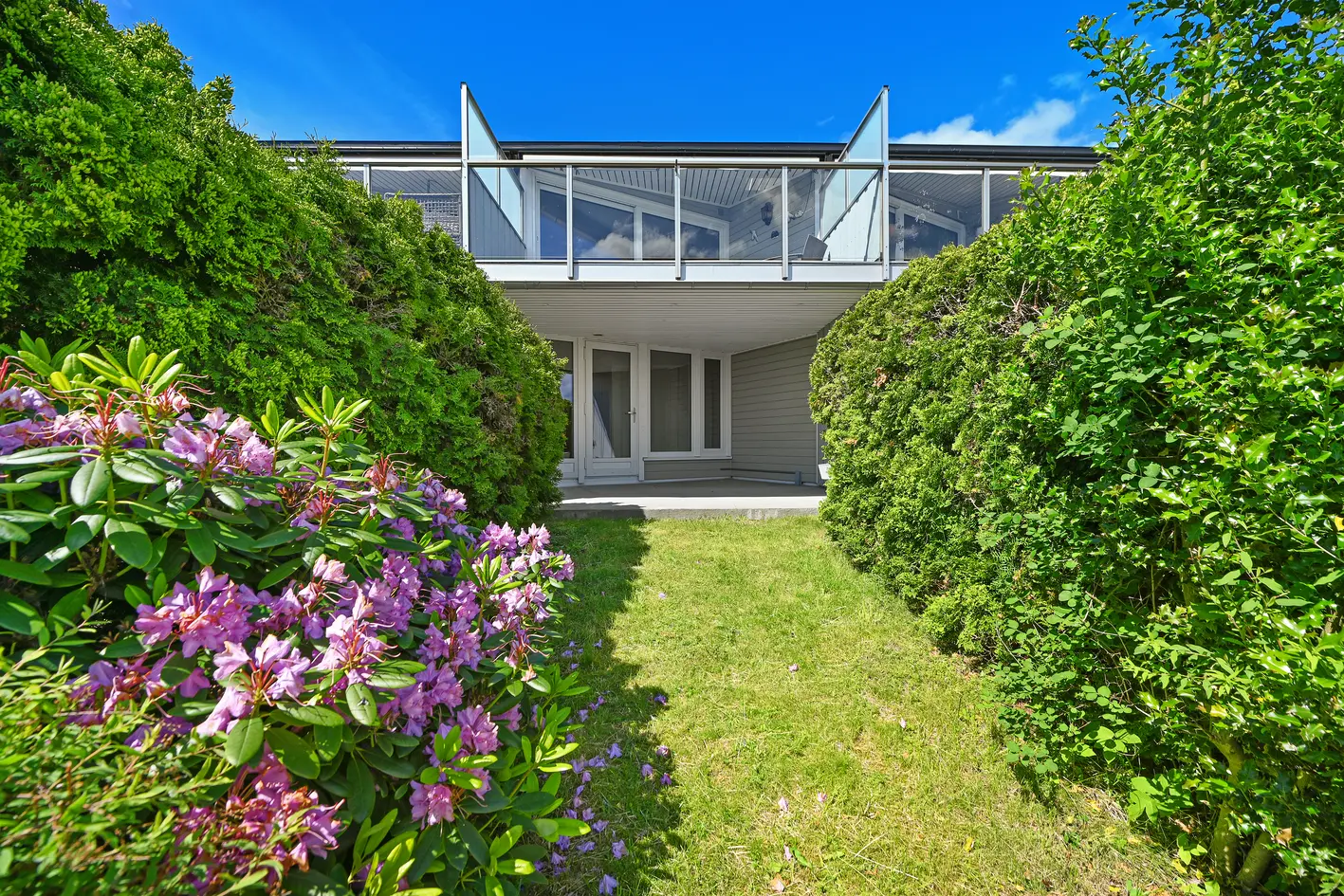 Rekkehus med fjordutsikt, solrike uteplasser og  garasjeplass. Opprinnelig tre soverom. Oppgraderinger må påregnes.  photo 3