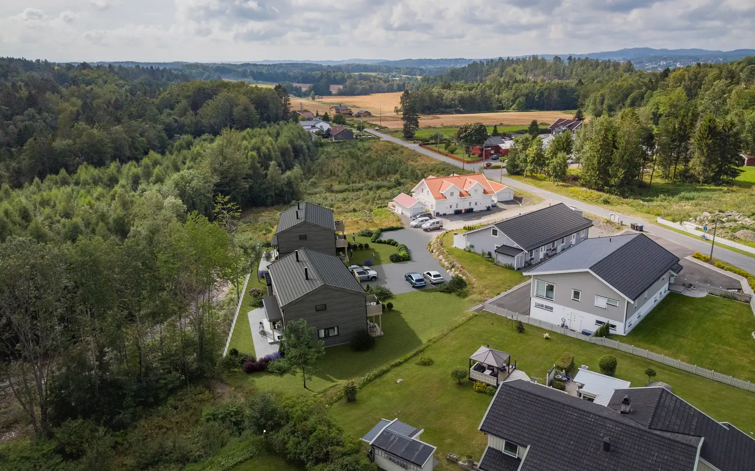 Tomt regulert for 4 tomannsboligenheter i solrikt og rolig område. God adkomst og nærhet til VA og strøm. photo 3