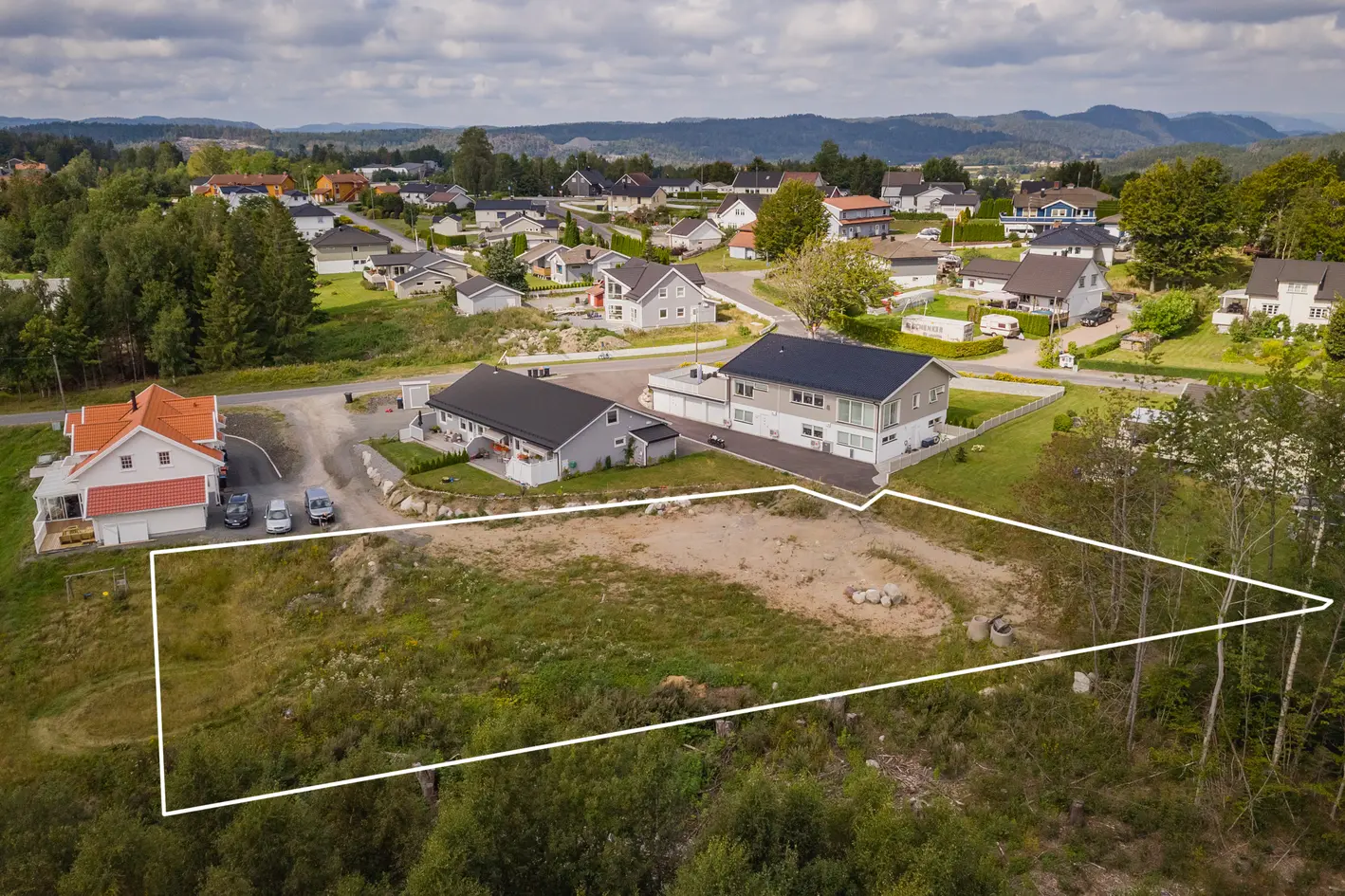 Tomt regulert for 4 tomannsboligenheter i solrikt og rolig område. God adkomst og nærhet til VA og strøm. photo 4