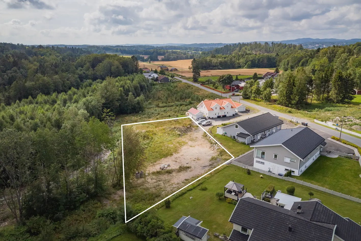 Tomt regulert for 4 tomannsboligenheter i solrikt og rolig område. God adkomst og nærhet til VA og strøm. photo 5