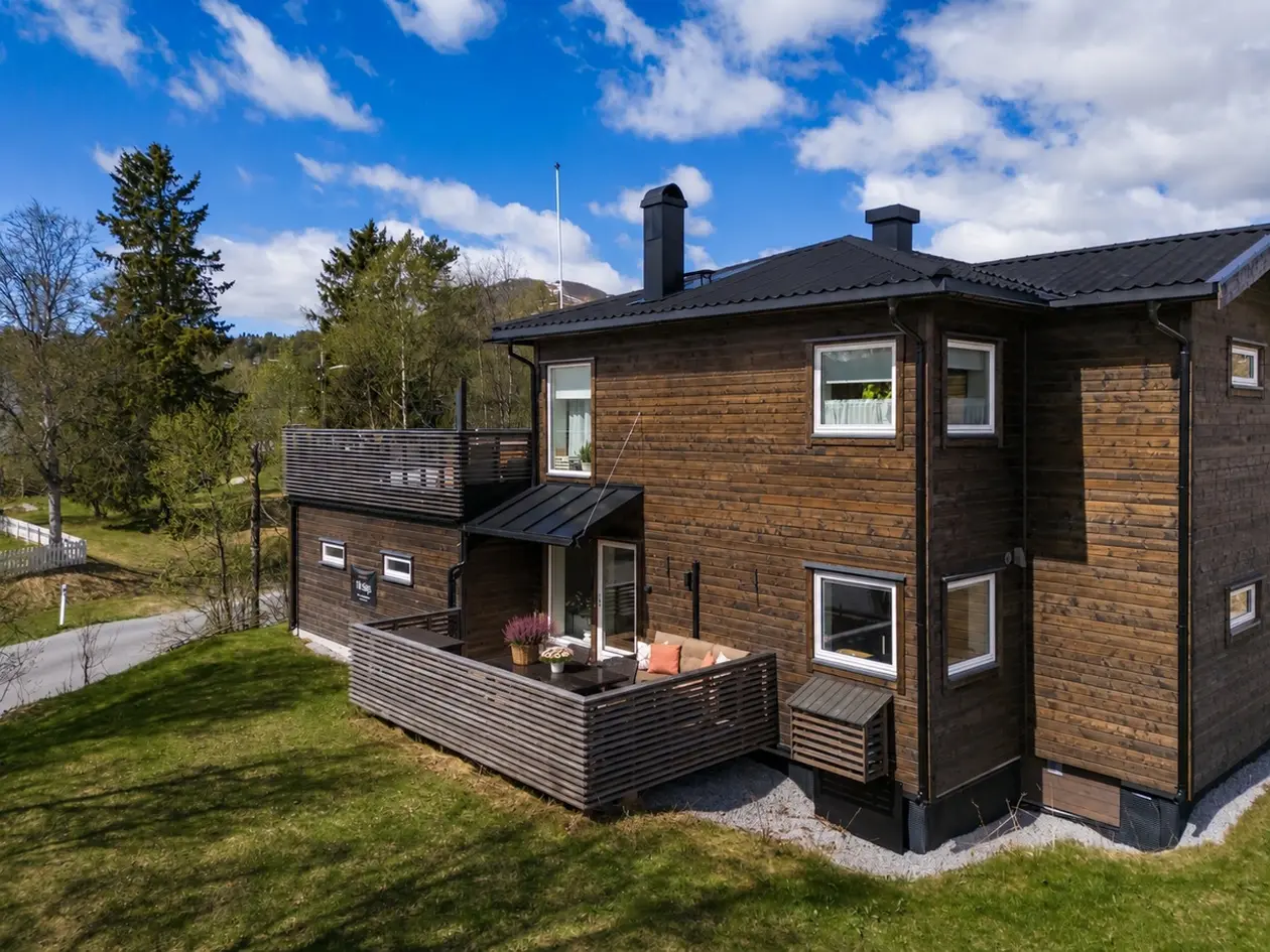 BUD MOTTATT - Flott nyere renovert 3-roms leilighet med carport - Vedlikeholdsvennlig - Fine terrasser - Enkel adkomst
