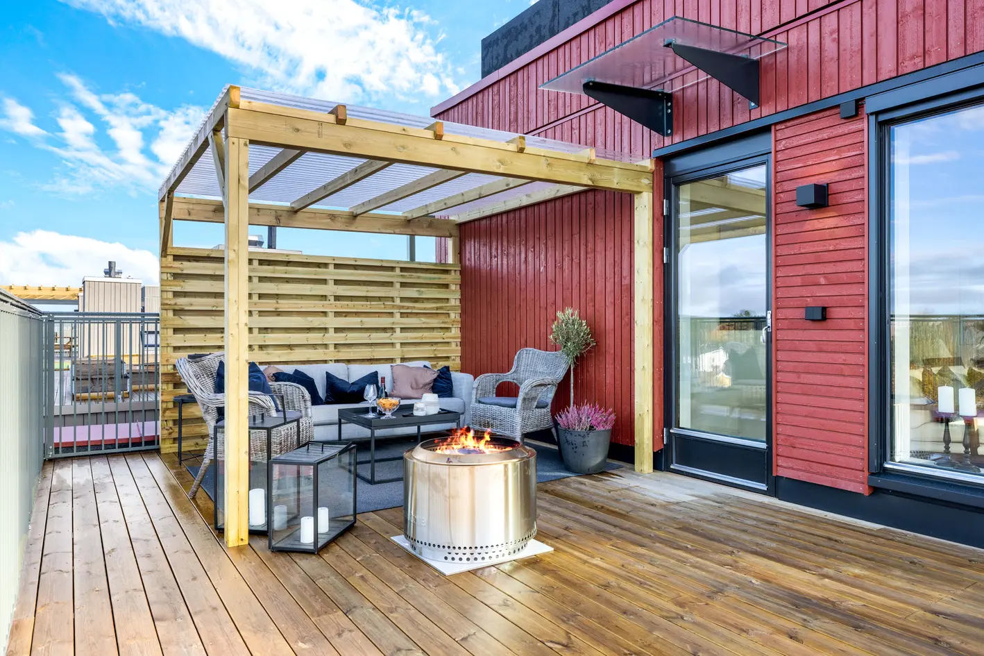 Eksklusiv, nyoppført 3-roms toppleilighet med 50 m² solrik terrasse m/pergola. Heis & 2 garasjeplasser. Midt i sentrum! photo 3