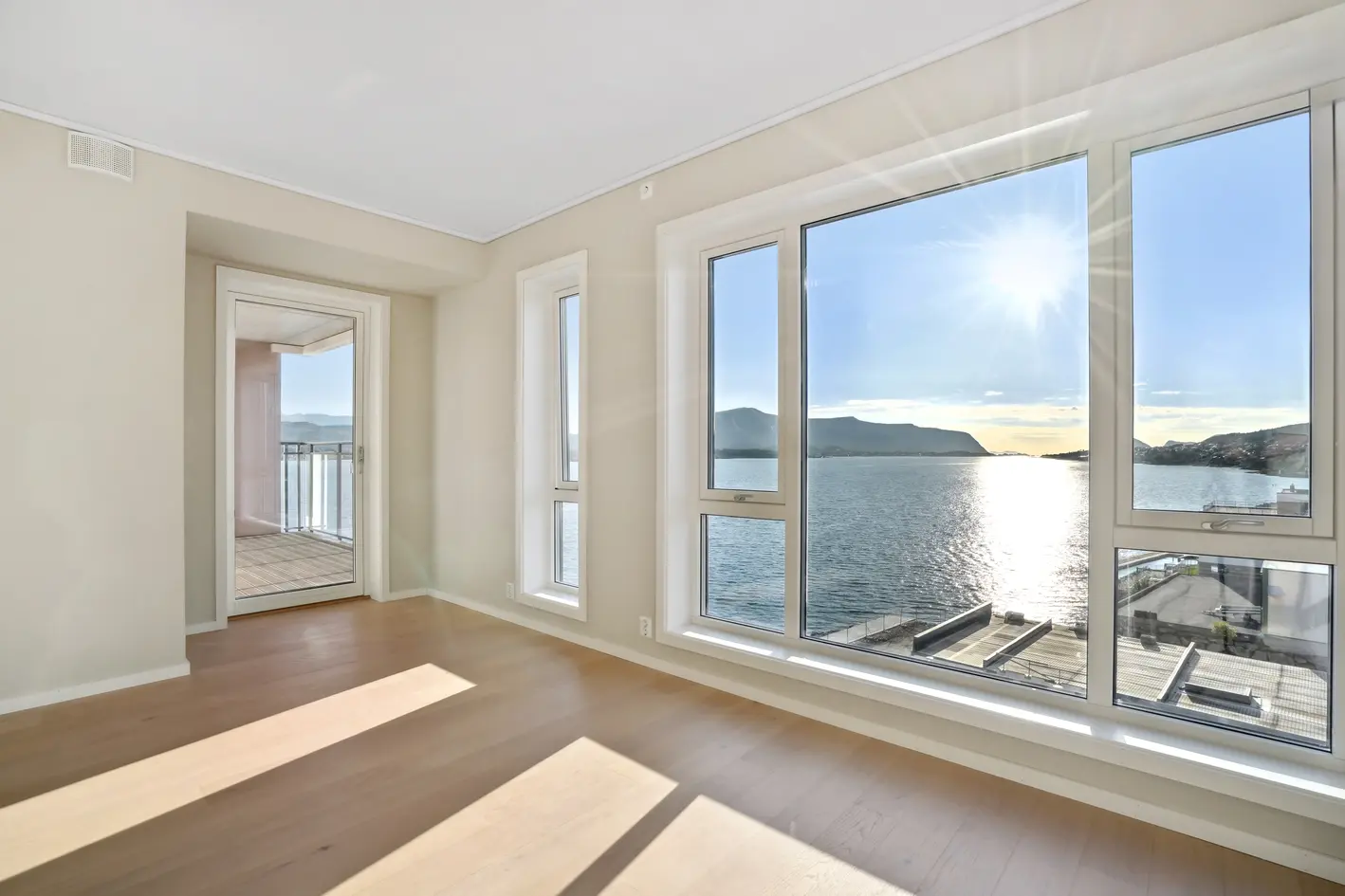 Lekker ny leilighet med 9 kvm. veranda, 2 soverom og flislagt bad. Heis og garasje. Vestvendt panoramautsikt.