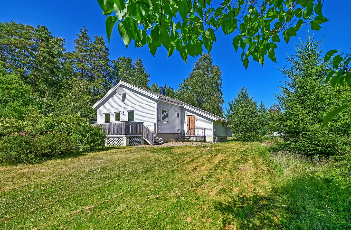 Tilbaketrukket enebolig på stor tomt (2531 m²). Ideelt for barnefamilier og som fritidsbolig. 200m til sjøen. 