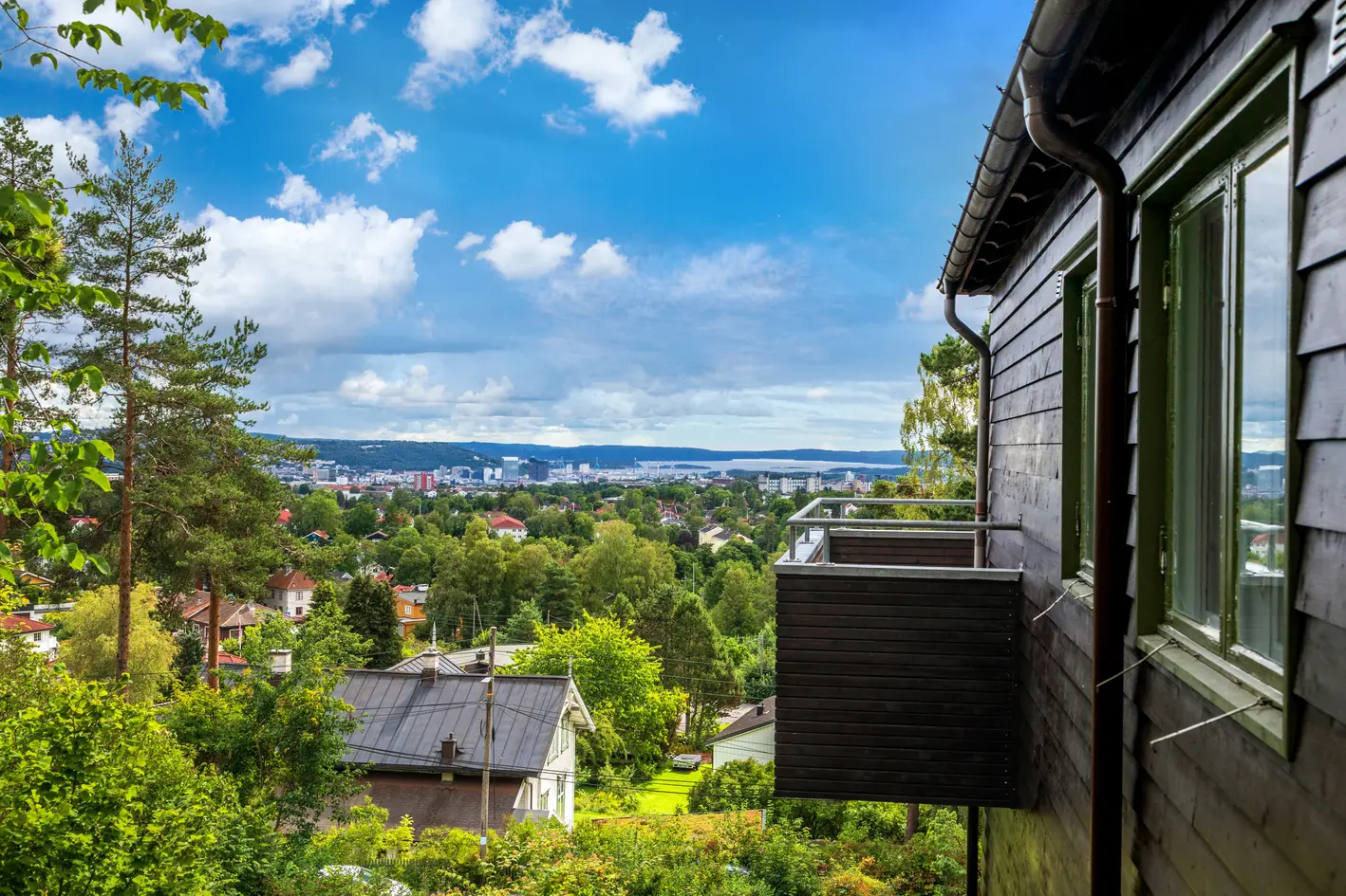 Tilbaketrukket og usjenert villa på et høydedrag med flott naturtomt på ca 2 mål | Fantastisk utsikt |Garasje og stabbur photo 4