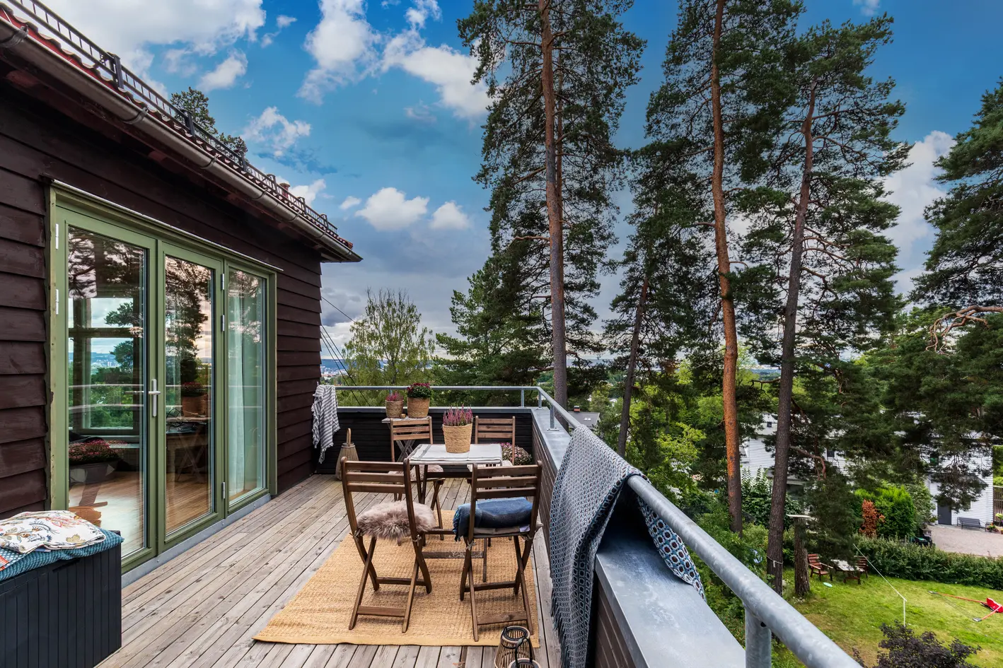Tilbaketrukket og usjenert villa på et høydedrag med flott naturtomt på ca 2 mål | Fantastisk utsikt |Garasje og stabbur photo 3