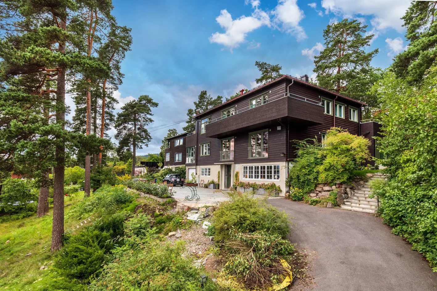Tilbaketrukket og usjenert villa på et høydedrag med flott naturtomt på ca 2 mål | Fantastisk utsikt |Garasje og stabbur