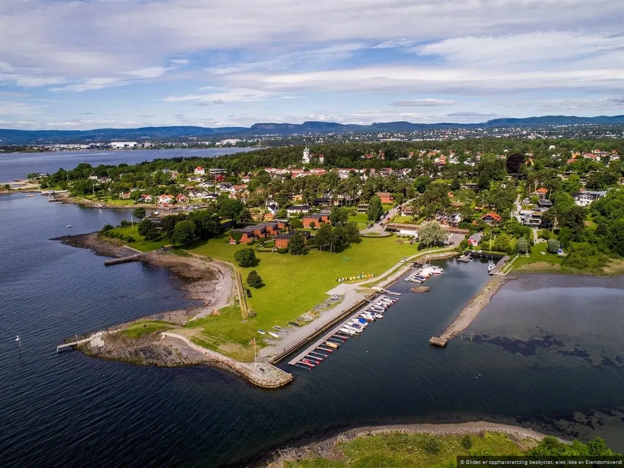 Lekker familiebolig v/sjøen 4 sov, 2 bad, hybel m/egen inngang. Felles strandlinje, båtplass og garasjeplass photo 4