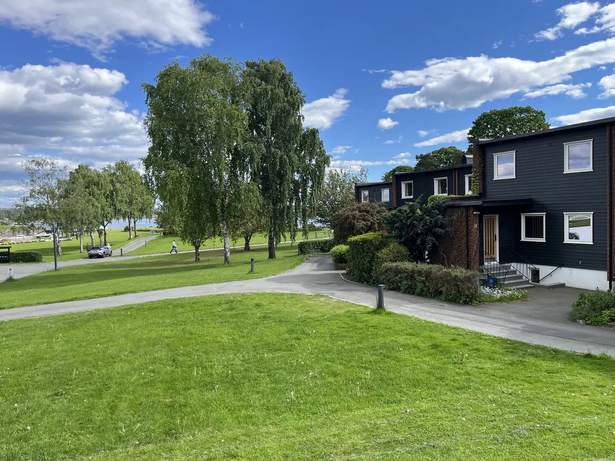 Lekker familiebolig v/sjøen 4 sov, 2 bad, hybel m/egen inngang. Felles strandlinje, båtplass og garasjeplass