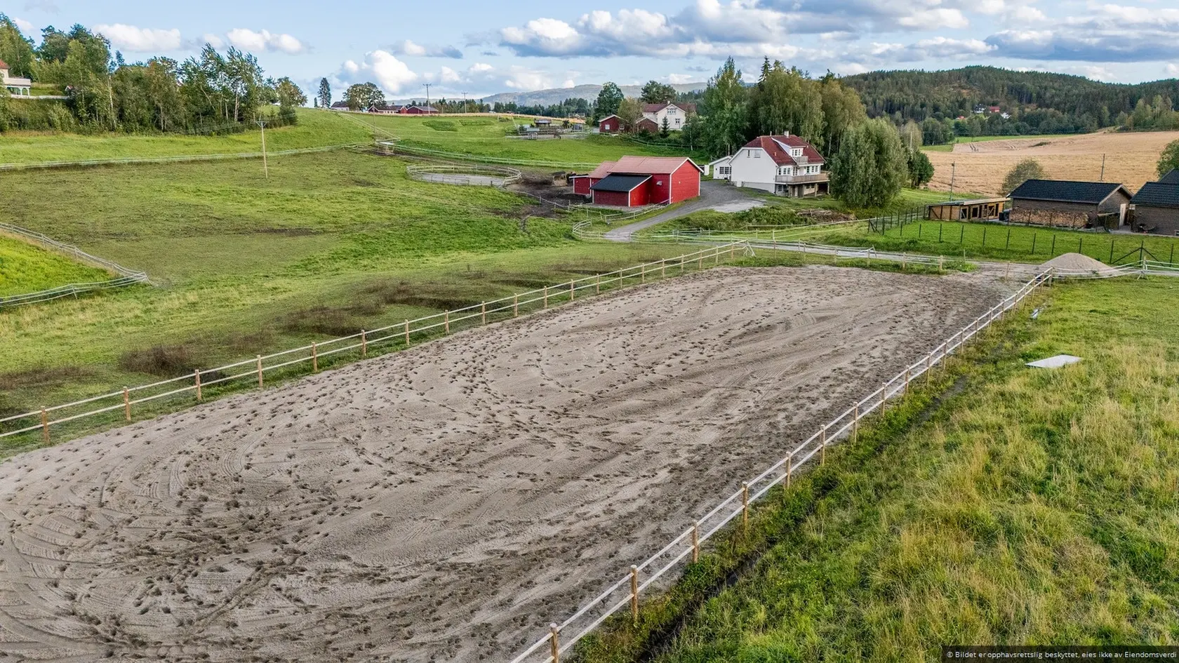 Idyllisk eiendom for hest! Småbruk på 15,9 mål m/ hybel, stall, utegangshus og ridebane (ca.20x40)Vakre turområder. photo 2