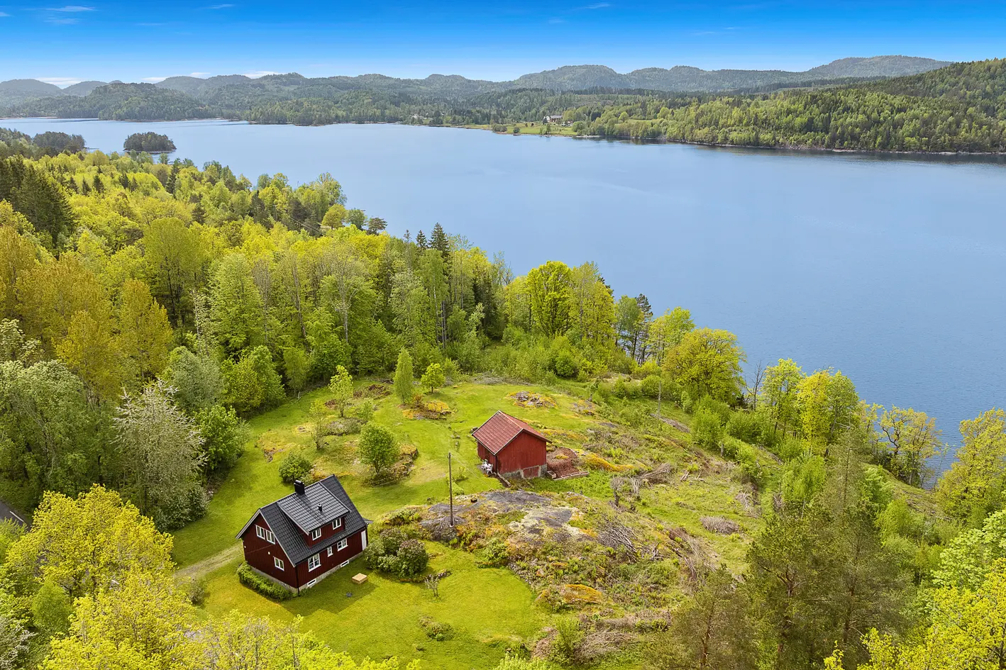 Ferieidyll 50m fra Farris med sen kveldssol og fantastisk utsikt. Romslig hytte og uthus. Rett til båtfeste., kvelde