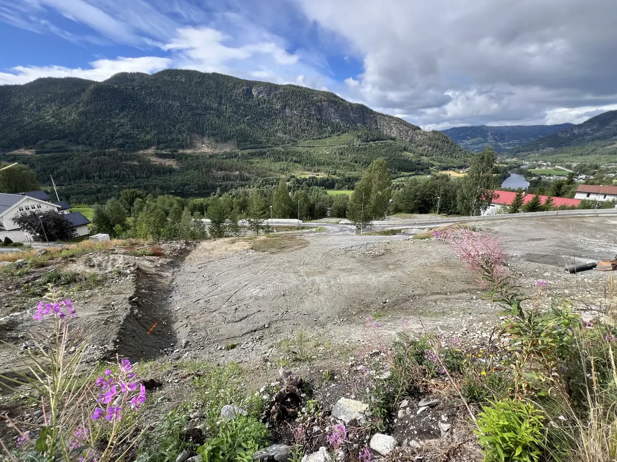 Gorolie | Solrikt og flott beliggende tomt med nydelig utsikt | Vann, avløp, strøm og nett på tomten | Ferdig planert