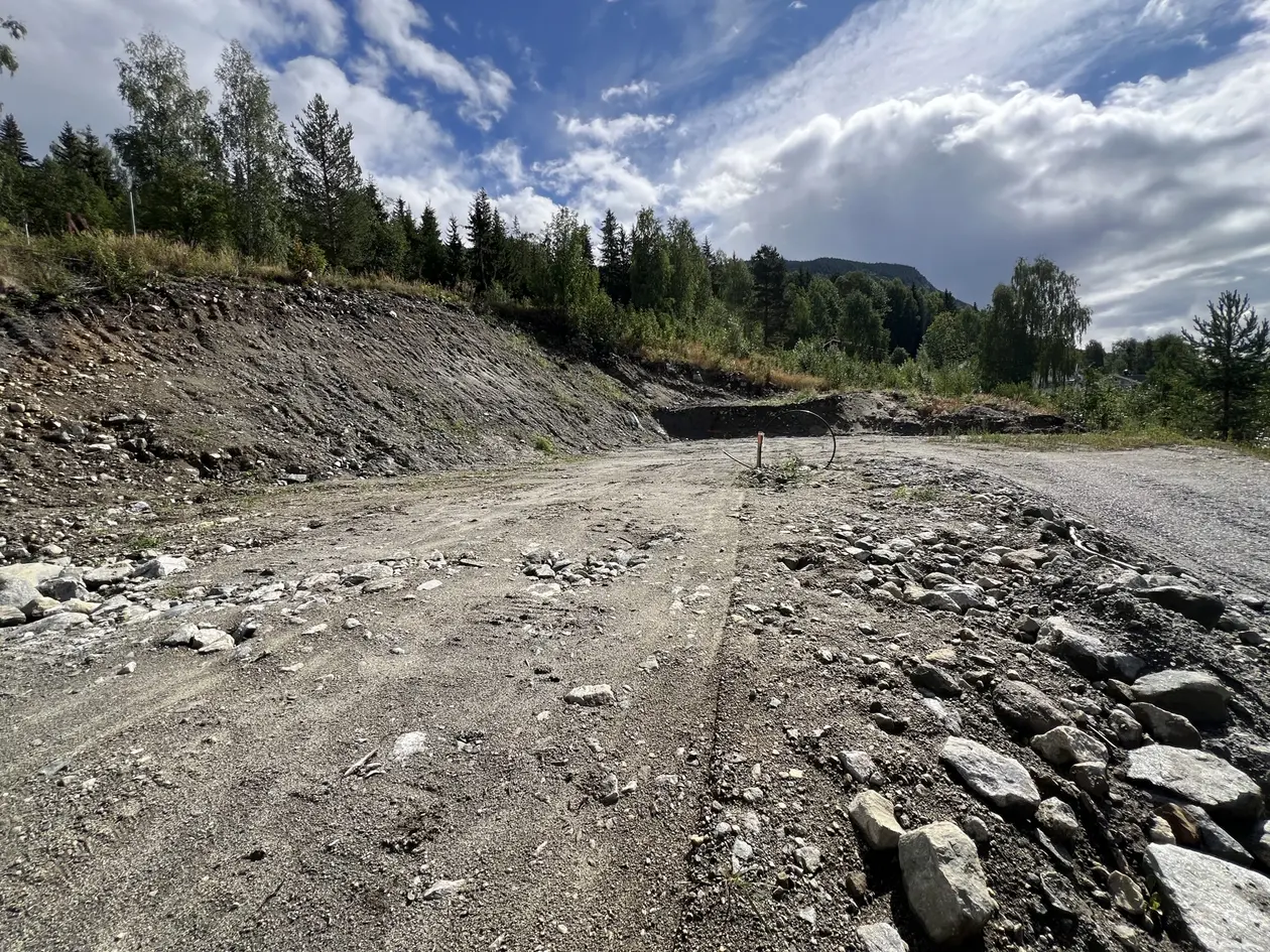 Gorolie | Solrikt og flott beliggende tomt med nydelig utsikt | Vann, avløp, strøm og nett på tomten | Ferdig planert photo 5