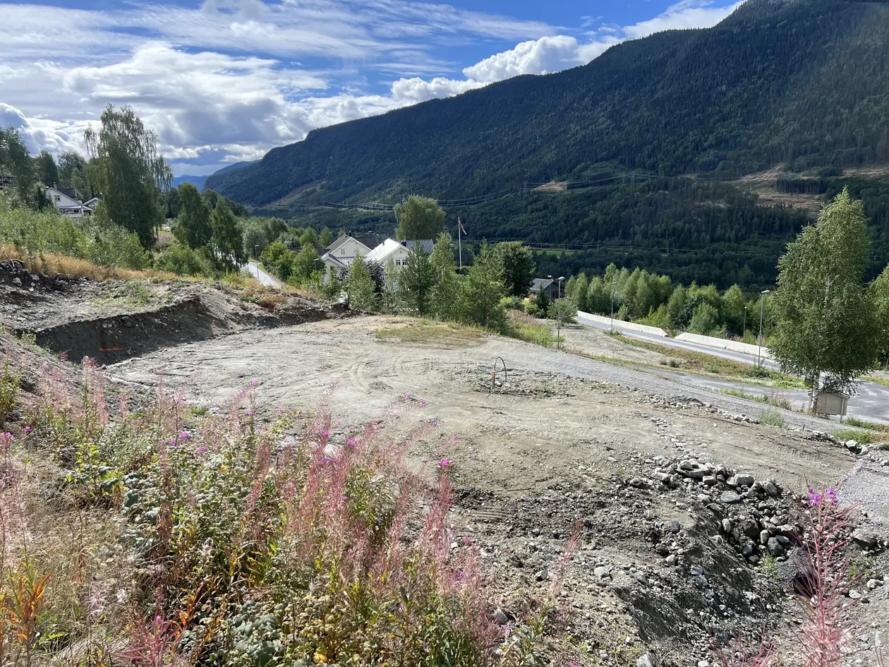Gorolie | Solrikt og flott beliggende tomt med nydelig utsikt | Vann, avløp, strøm og nett på tomten | Ferdig planert photo 2