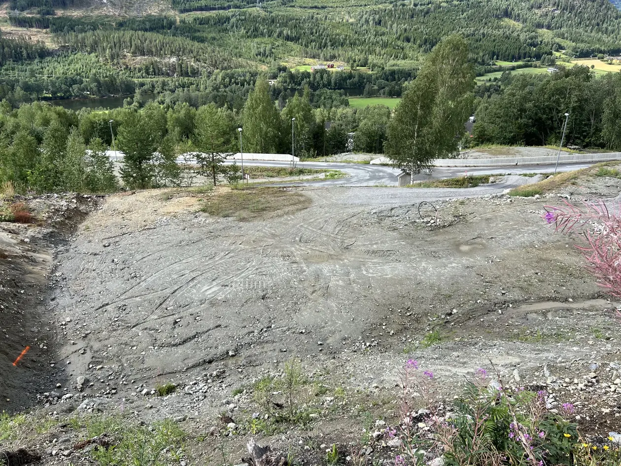 Gorolie | Solrikt og flott beliggende tomt med nydelig utsikt | Vann, avløp, strøm og nett på tomten | Ferdig planert photo 3