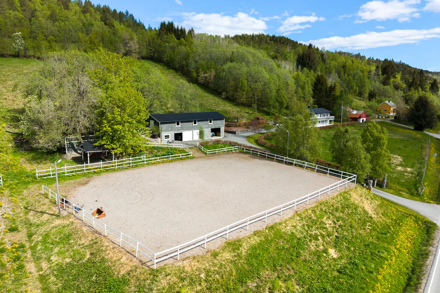 Kleive- Småbruk med velholdt enebolig, ridebane og nyere driftsbygning med stallplasser, slakterom og carport photo 3