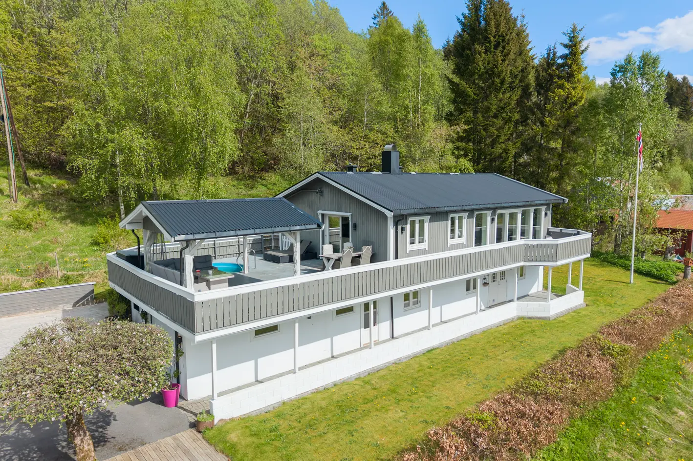 Kleive- Småbruk med velholdt enebolig, ridebane og nyere driftsbygning med stallplasser, slakterom og carport photo 2