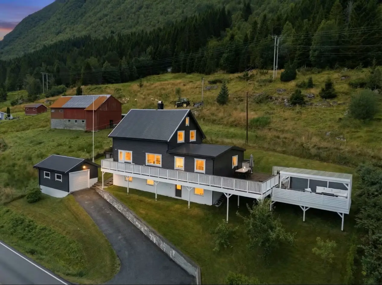 Innholdsrik enebolig med 6 soverom og 2 stuer - Sjønært og landlig - Garasje - Fine uteplasser med nydelig utsikt!, fiksdal