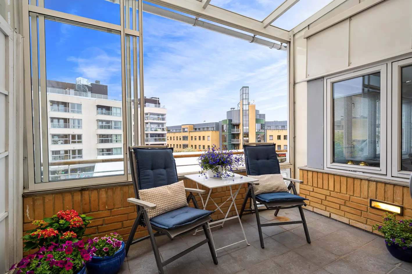 Attraktiv og romslig 4-roms topp/endeleilighet - Solrik terrasse på 7 kvm - Garasjeplass - Peis - Heis photo 3