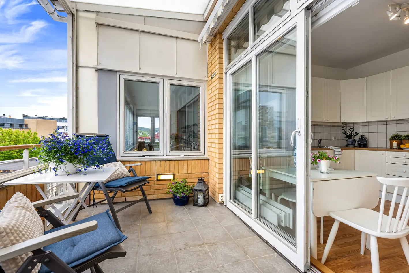Attraktiv og romslig 4-roms topp/endeleilighet - Solrik terrasse på 7 kvm - Garasjeplass - Peis - Heis photo 4