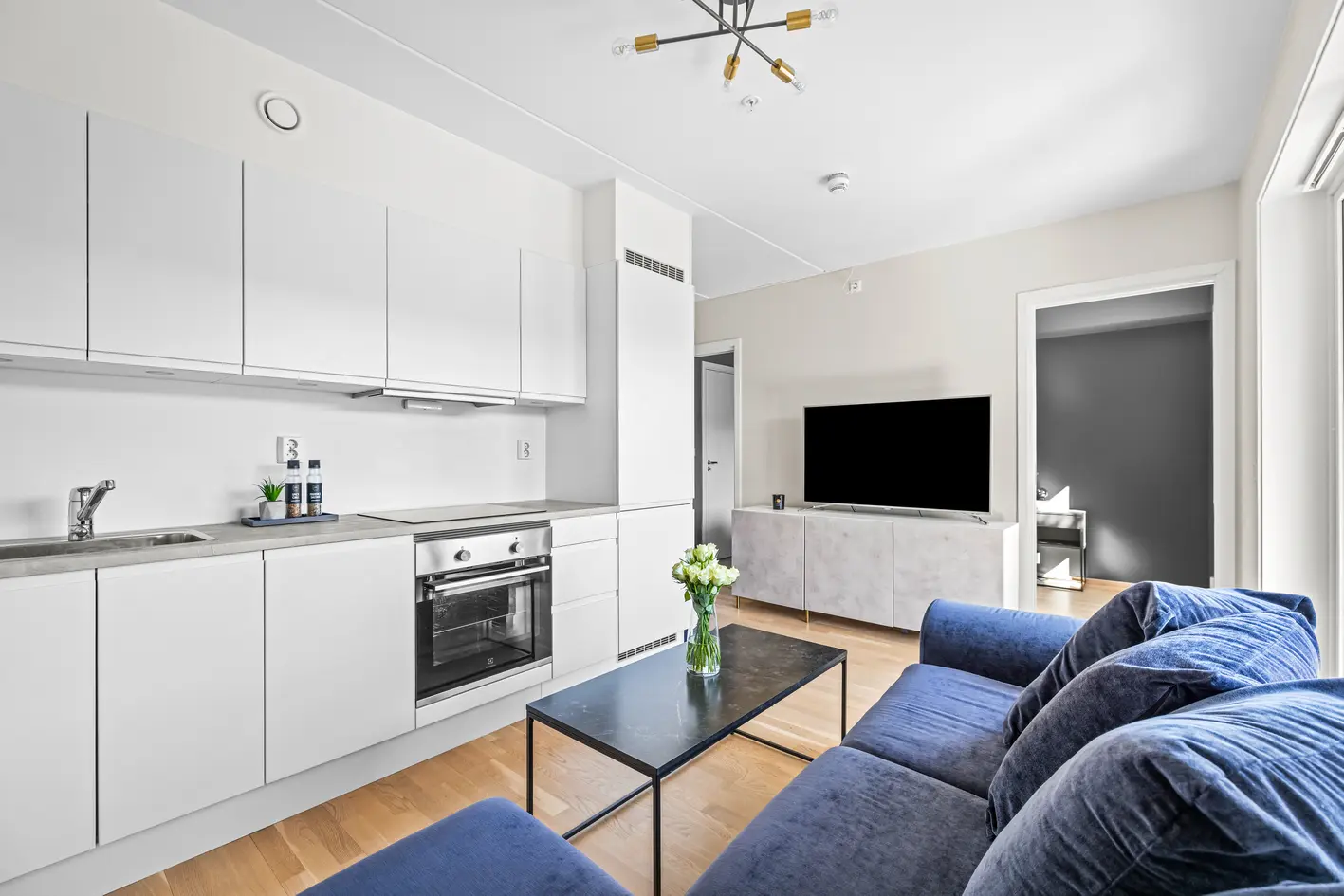 Pen og nyere 2-roms fra 2021 med balkong på 8 m² | Vannbåren gulvvarme | Garasjeplass m/ el-lader | Sentralt ved Triaden photo 2