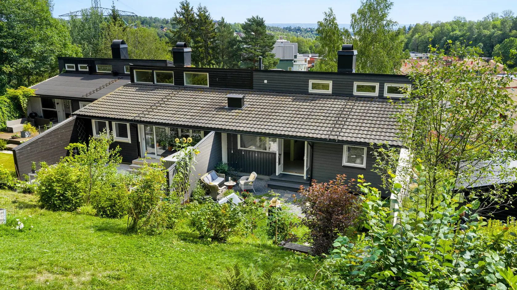 Lyst og attraktivt enderekkehus - Høyt og fritt med nydelig utsikt - Frodig, idyllisk hage - Barnevennlig og skjermet photo 3