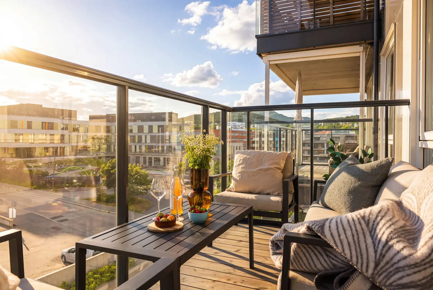 Lekker, nyere 2-roms- vestvendt, solrik balkong- A-konto fyring og v.v inkl- heis-felles takterrasse- IN-ordning!