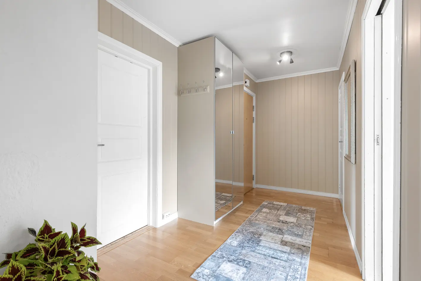Lys og pen 3-roms andelsleilighet i koselig småhus med parkering og uteplass på hele 17m². Bad fra 2021. 3 boder. photo 5
