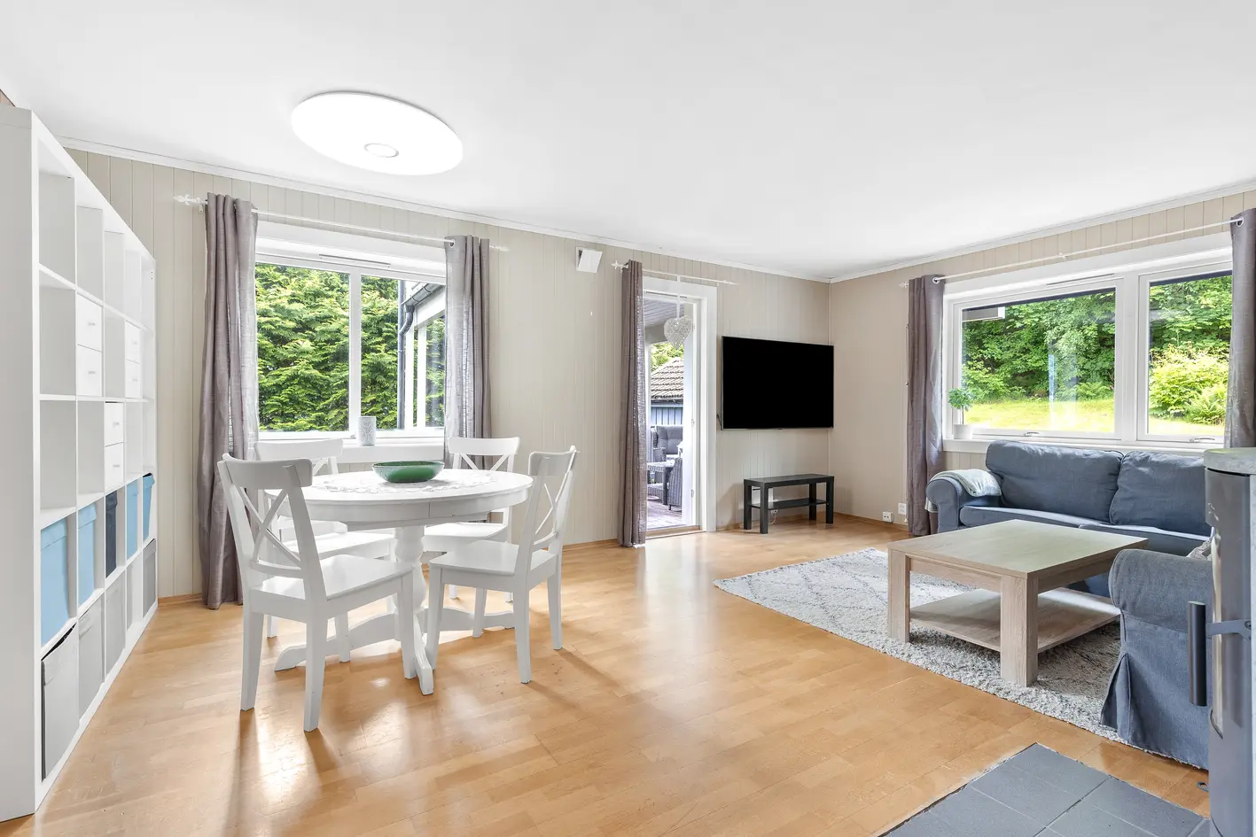Lys og pen 3-roms andelsleilighet i koselig småhus med parkering og uteplass på hele 17m². Bad fra 2021. 3 boder. photo 1