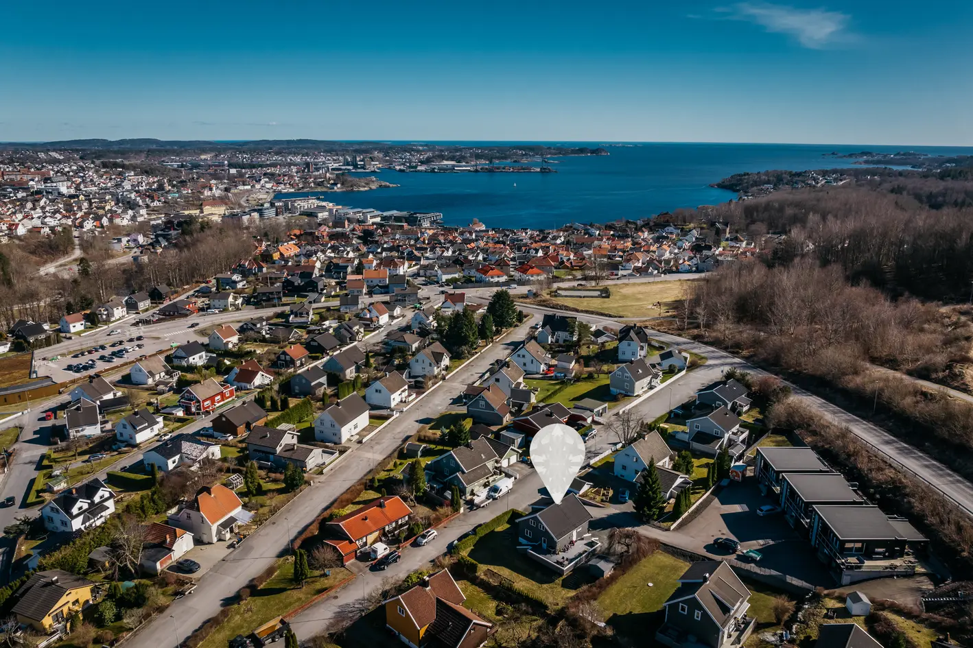 Hyggelig familiebolig med hybel! Gode solforhold og flott utsikt. Nærhet til sentrum og flotte turområder. 