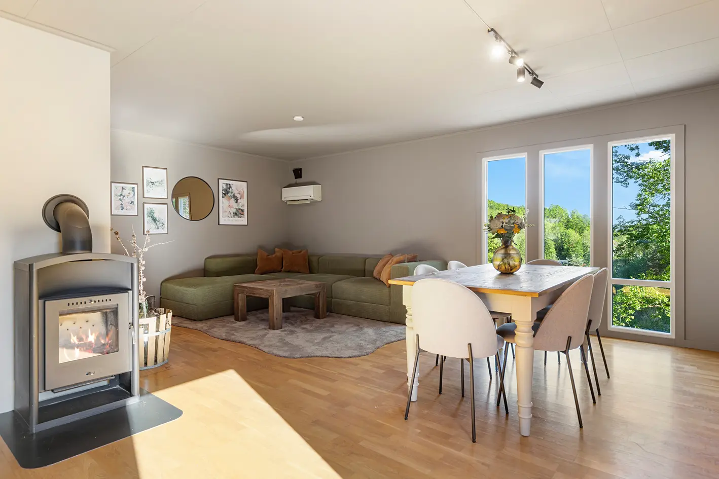 Innholdsrik enebolig med mye potensiale over 2 plan med innebygd garasje photo 3