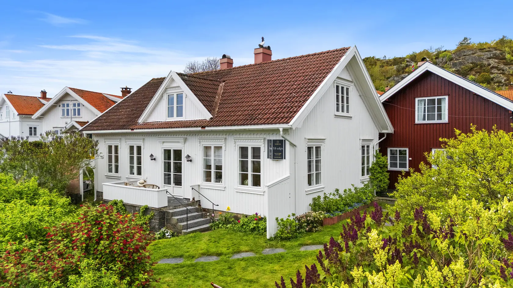 Unik eiendom i Nevlunghavn - Renovert hovedhus - Bryggerhus som kan oppfylle boplikt - Frodig hage - Solrikt - Sjøutsikt - View 2