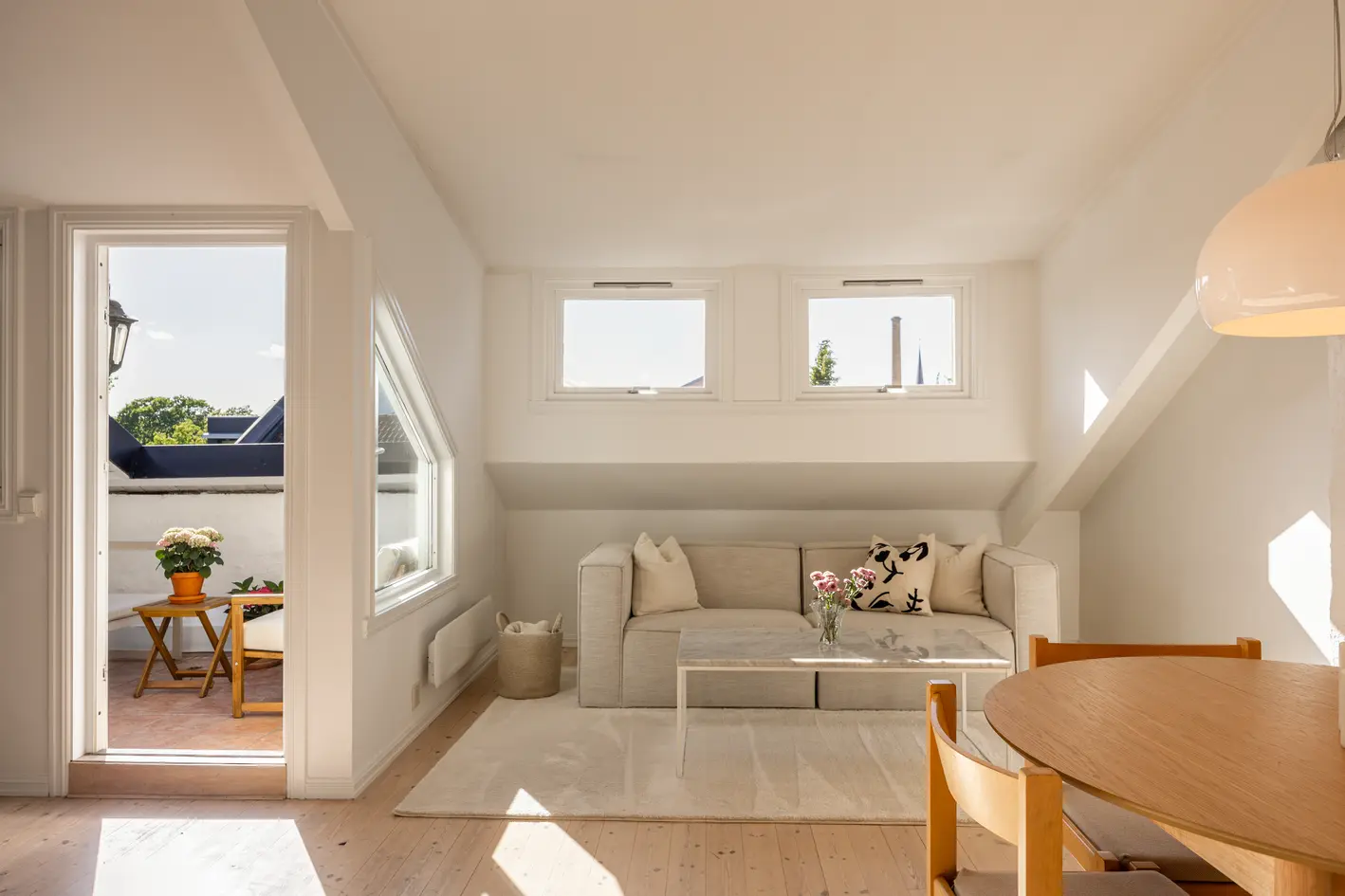 Lys og sjarmerende 2-roms toppleilighet med god takhøyde | Vestvendt balkong | V.vann og internett inkl.| Frodig bakgård photo 5