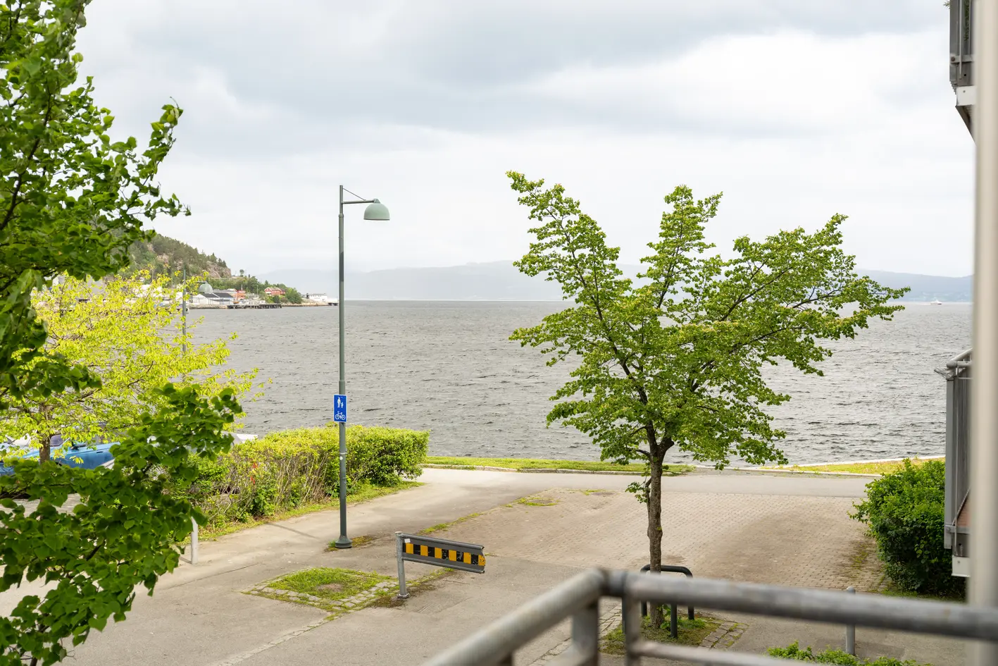 Delikat 3-roms hjørneleilighet rett ved promenaden. Vestvendt balkong med gode solforhold og fjordutsikt. Garasjeplass. photo 3