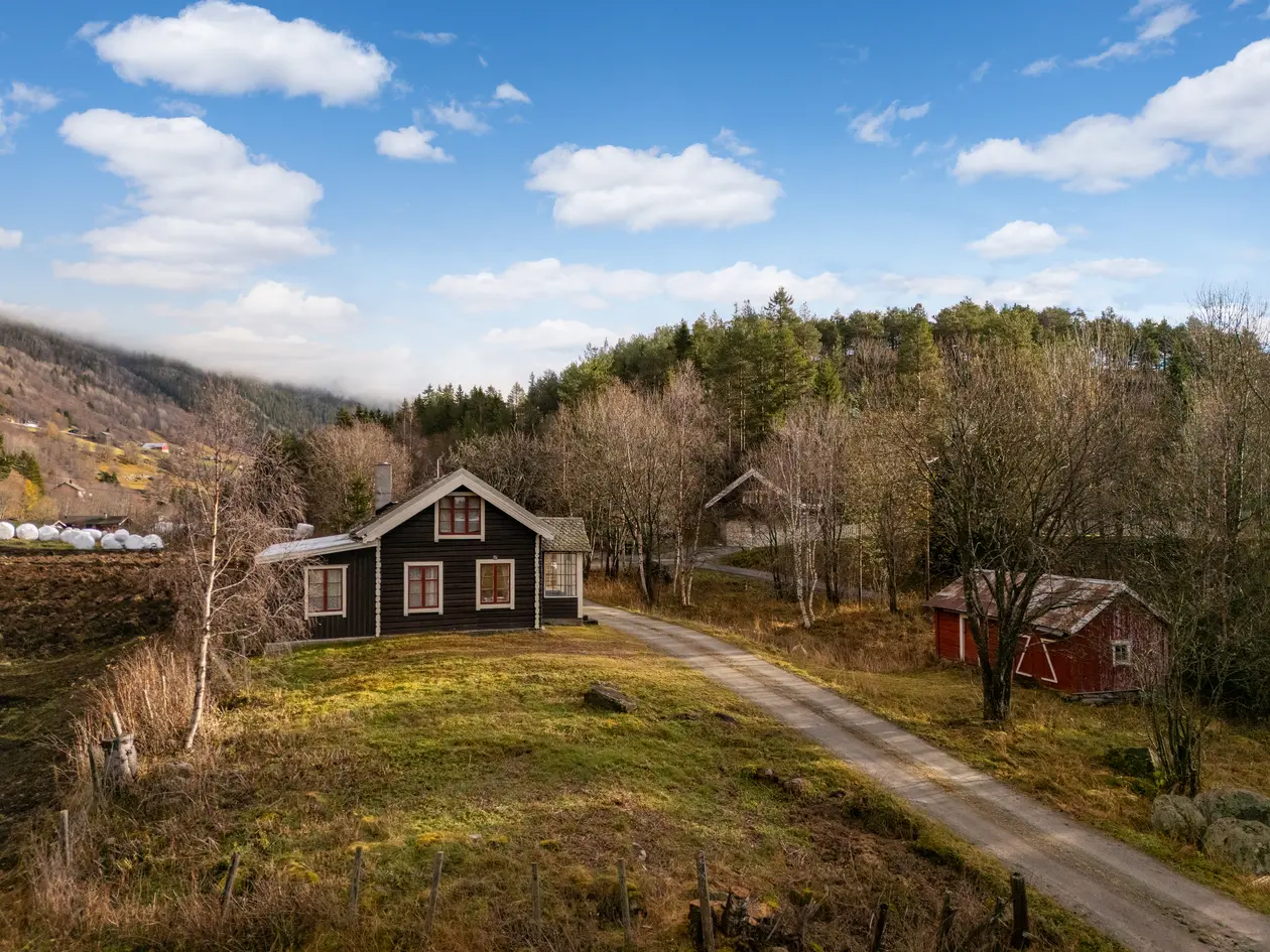 Eiendom bestående av bolig, uthus og garasjebygg - Naturskjønn beliggenhet - Behov for oppgradering photo 3