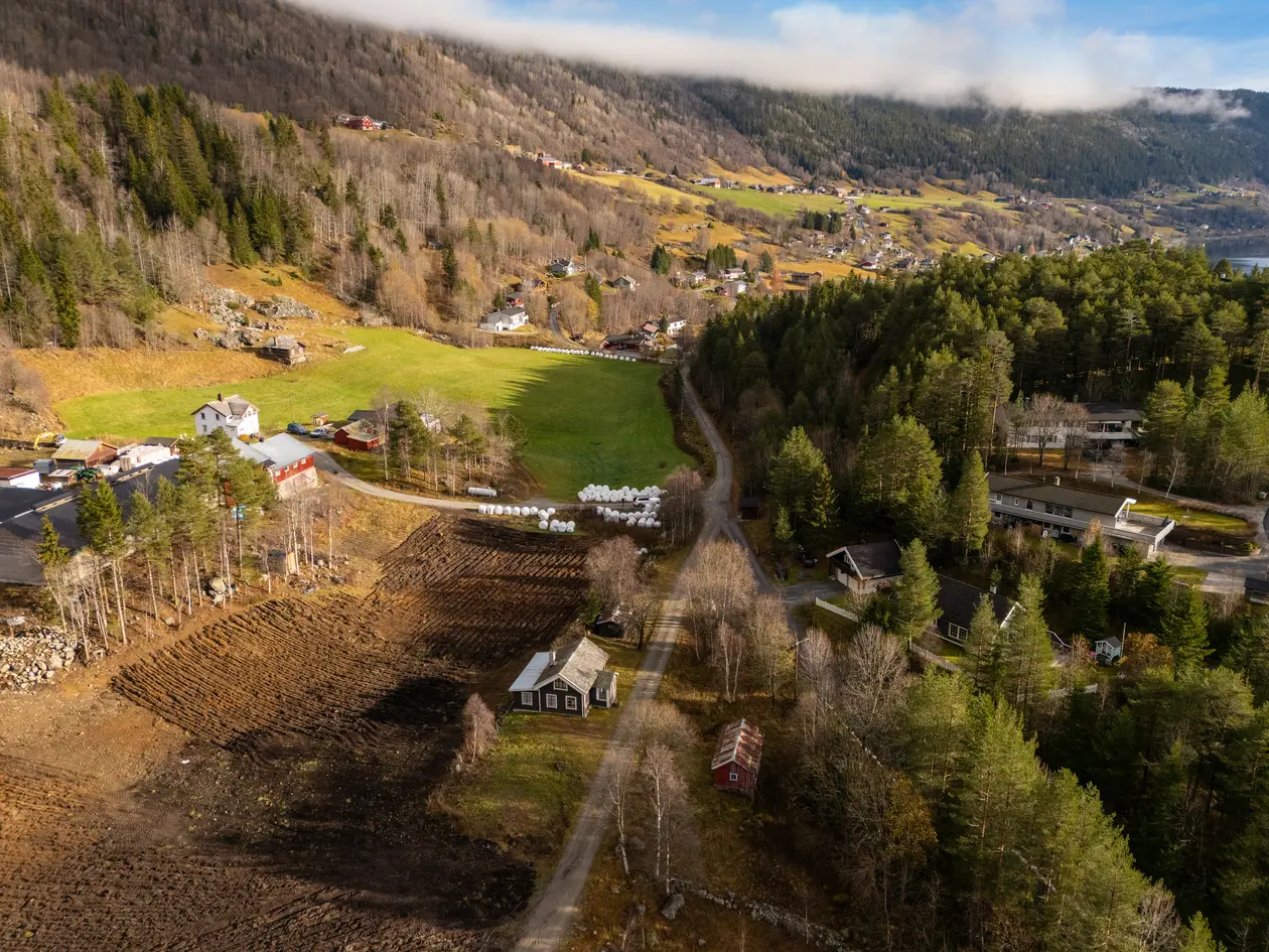 Eiendom bestående av bolig, uthus og garasjebygg - Naturskjønn beliggenhet - Behov for oppgradering photo 4