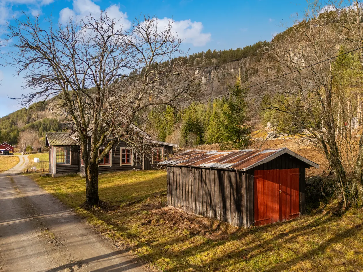 Eiendom bestående av bolig, uthus og garasjebygg - Naturskjønn beliggenhet - Behov for oppgradering photo 2
