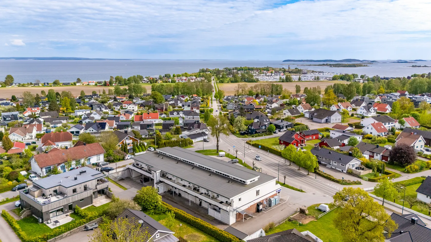 Stor og lys 3-roms leilighet med attraktiv og praktisk beliggenhet på Tolvsrød! P-plass og heis. Sjøutsikt! photo 2