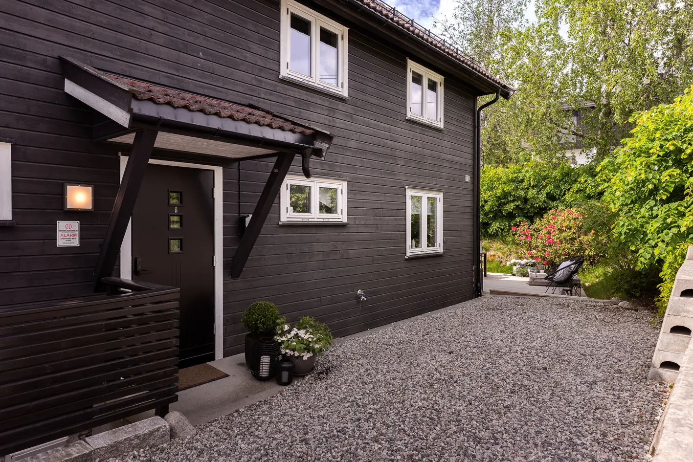 Oppusset familiebolig med hybel med høy standard, peis og solrik uteplass. Parkeringsplass m/elbillader photo 3