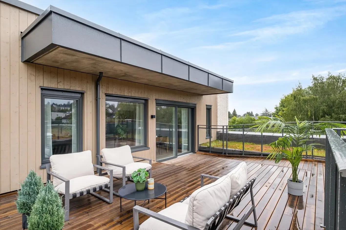 Rålekker toppleilighet med 42 m² privat takterrasse og 11 m² balkong | Utmerkede solforhold | Garasjeplass | IN-ordning