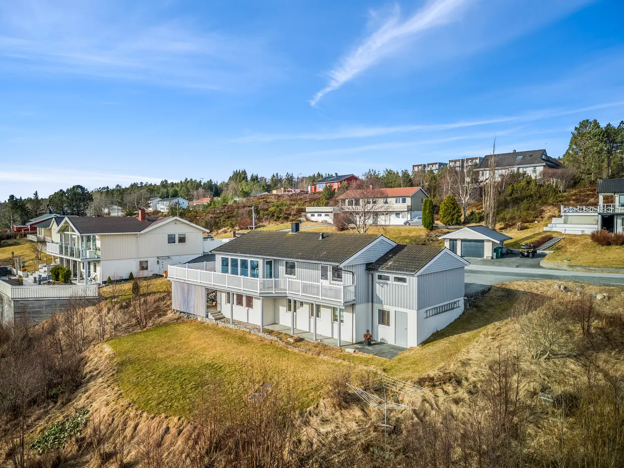 Enebolig med fantastisk utsikt og attraktiv beliggenhet | 3 (5) Soverom | Stor terrasse | Flott uteområde | Garasje, hestvika