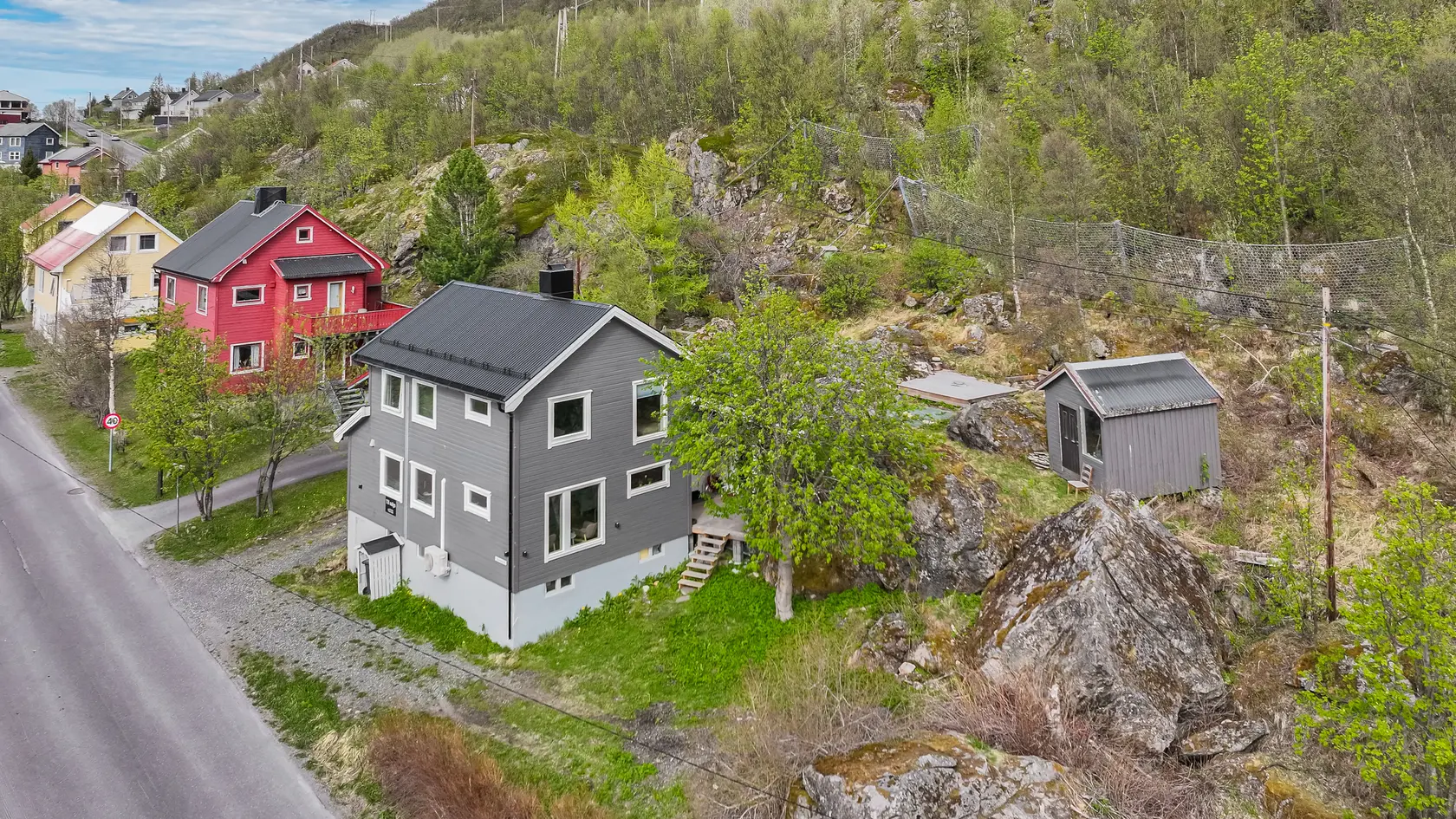 Lys & flott enebolig fordelt over tre plan - Sentral beliggenhet - Flott uteområde - Gjennomgått flere oppgraderinger photo 2