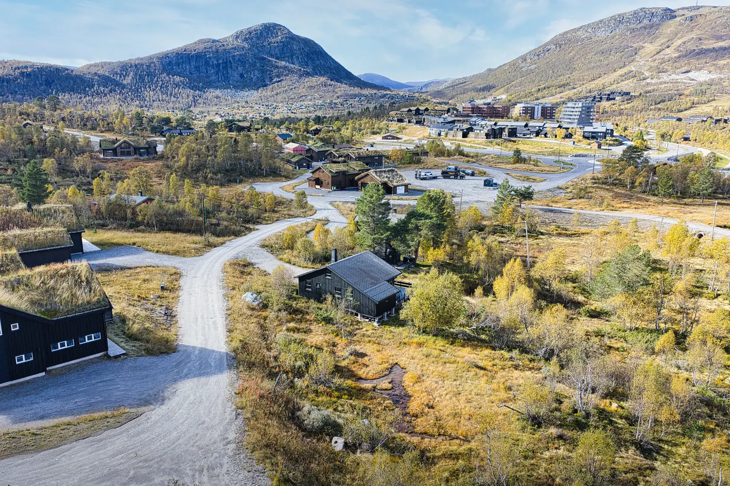 Koselig hytte på meget fin solrik tomt - Vid utsikt mot fjellene i vest.