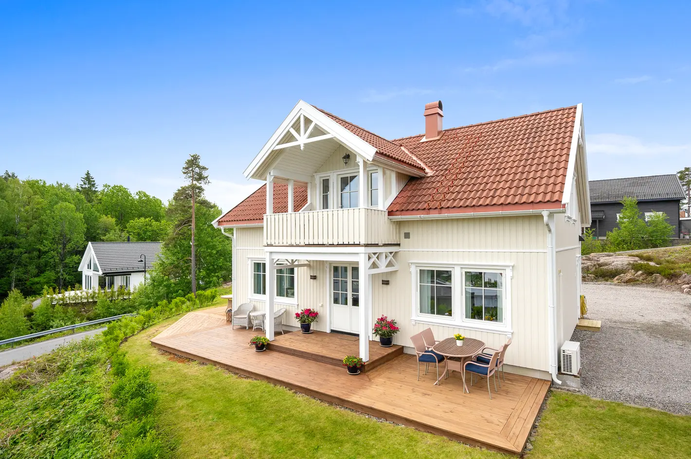 Sjønær og familievennlig enebolig på Glastadheia - Flott utsikt, båtplass og romslig tomt - Barnevennlig omgivelser.