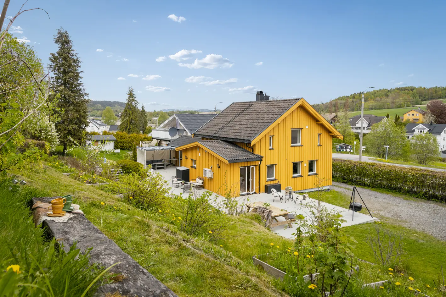 Enebolig beliggende kun 300m fra barneskole. Dobbelgarasje med loft. Stor terrasseplatting. Nyere vinduer og kledning.